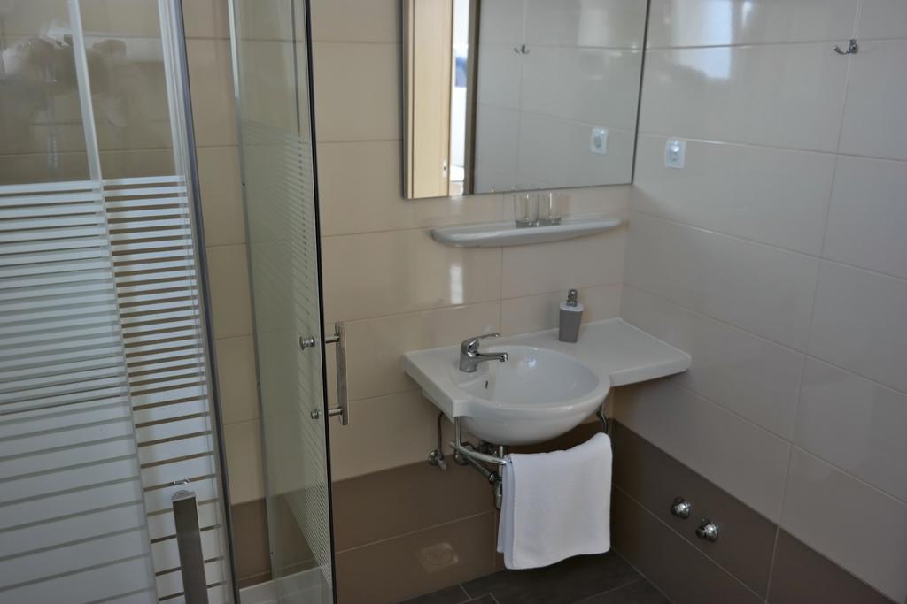 House Natali 70M From The Beach - Free Ev Top Up Rtina Exterior photo